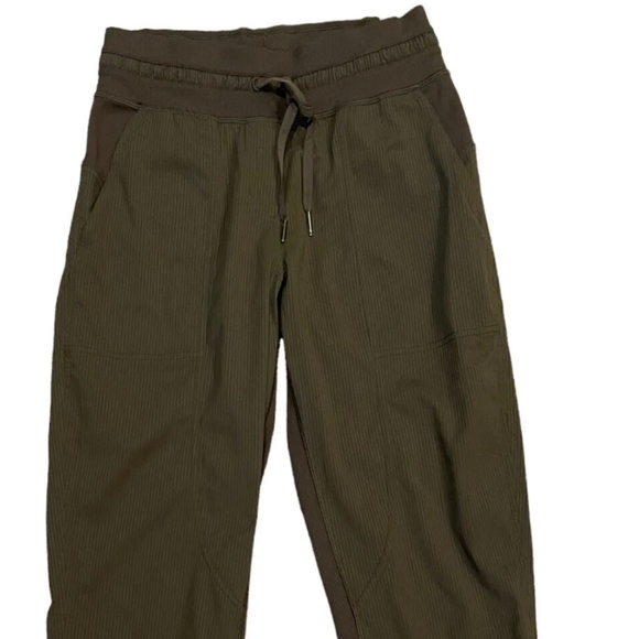 Lululemon Dance Studio Street City Mid-Rise Crop 25” Size 4 Dark Olive Yoga - Picture 5 of 7